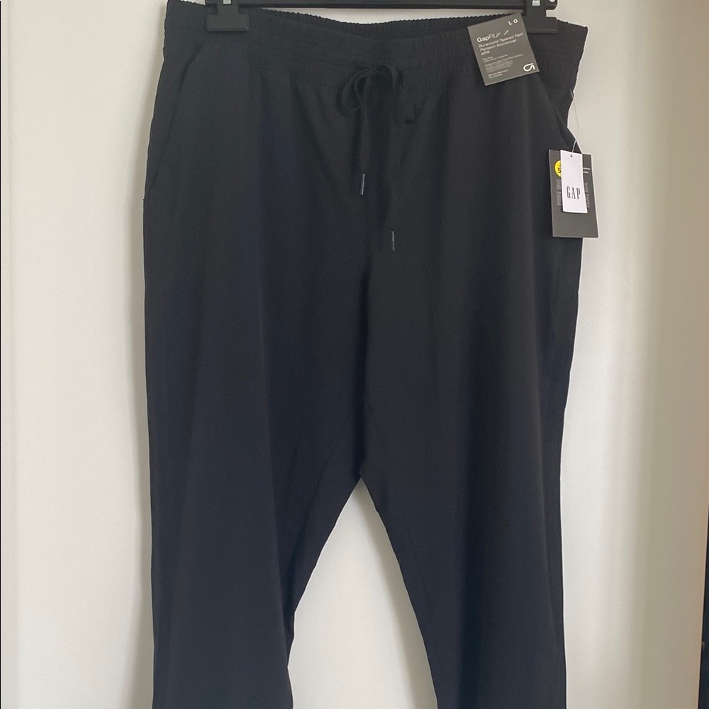 NWT - GAP runaround black tapered pant